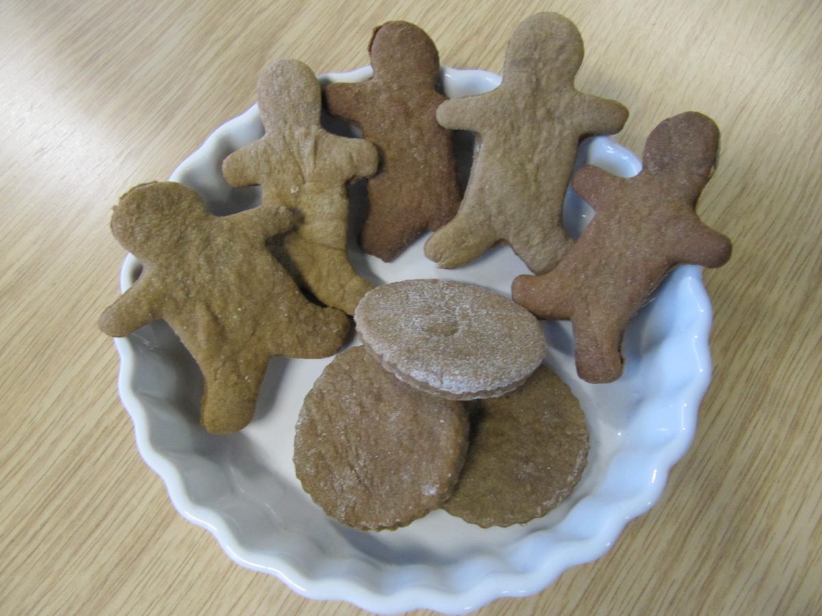 Dish containing several gingerbread men and gingerbread rounds
